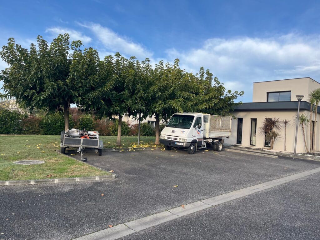 ÉLAGAGE / DÉBROUSSAILLAGE D’ARBRES Titre : Zone arborée avant élagage Description : Arbres et végétation dense avec de nombreuses branches et feuillage envahissant la zone, réduisant la visibilité et l’accès.